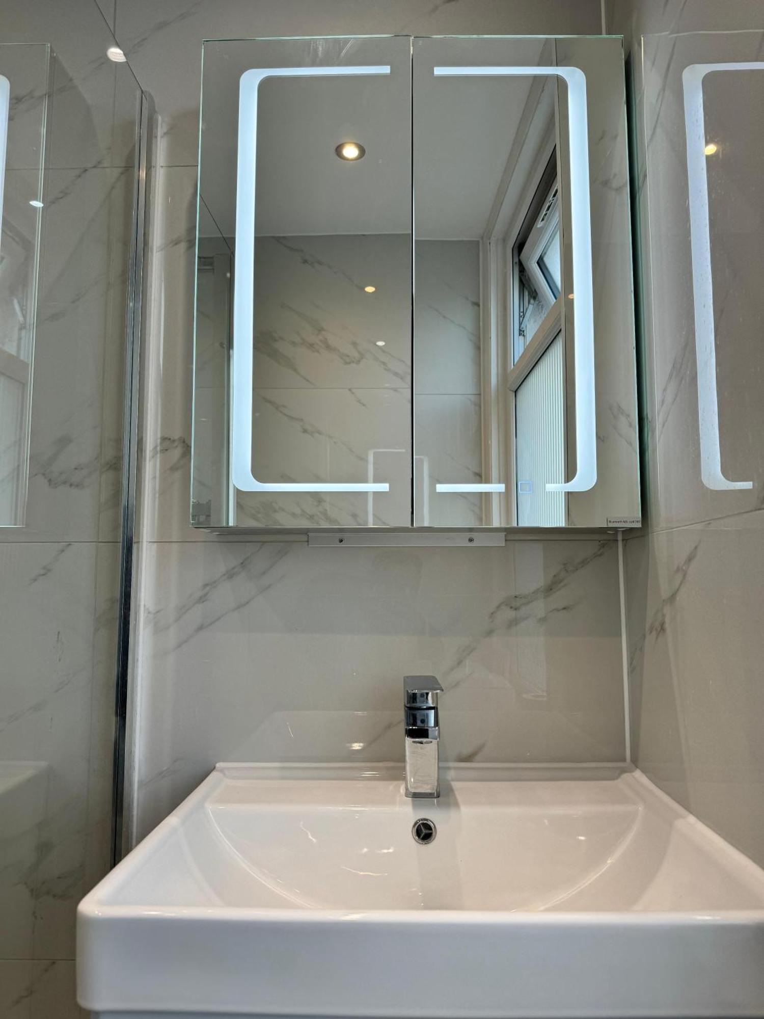 Double Bedroom In Private Home- Canning Town By Excel Accommodatie bij particulieren Londen