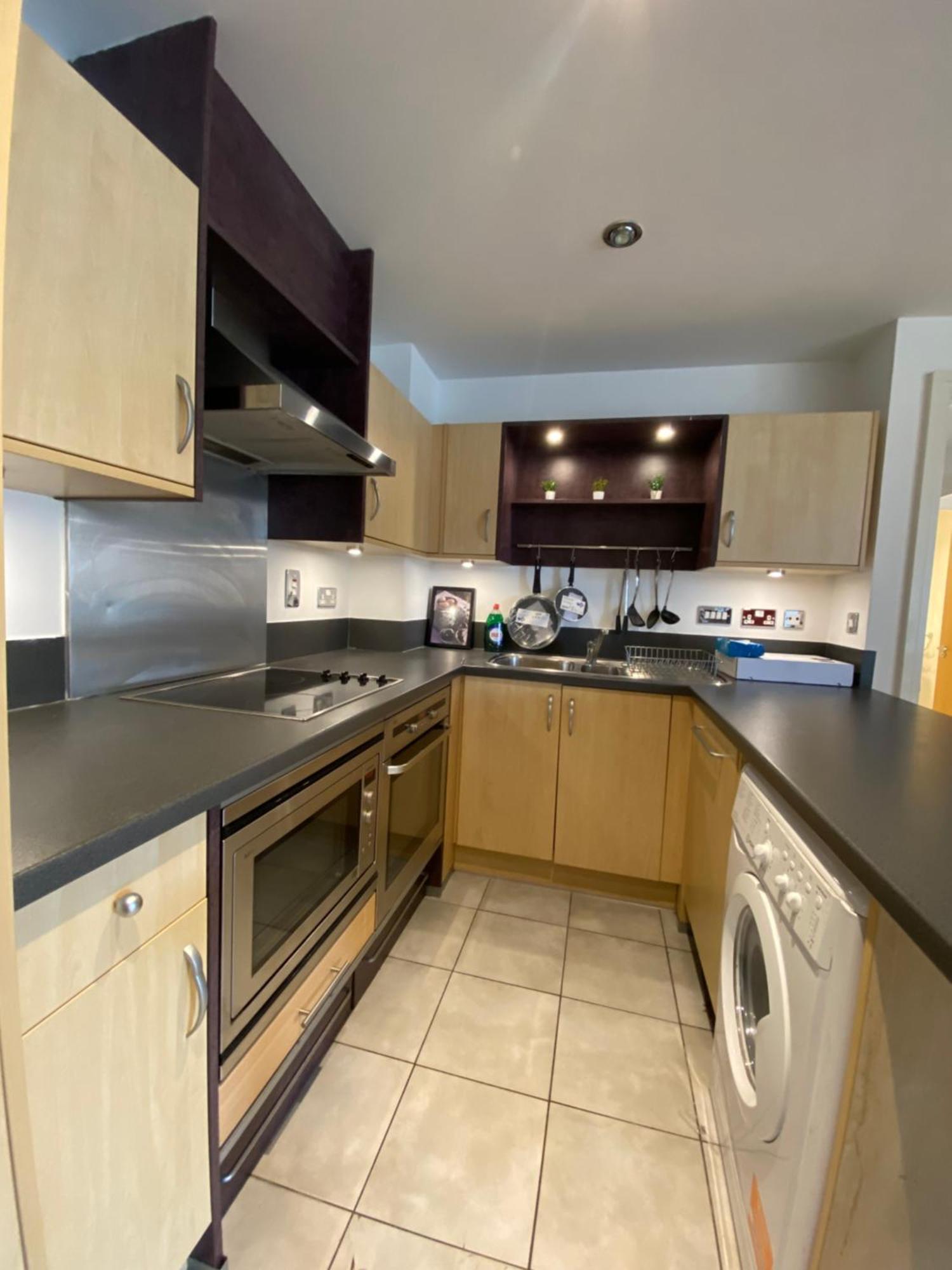 2 Bedroom Flat In Riverside West Apartment *
