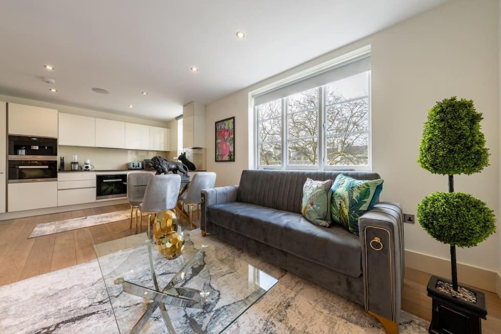 Stunning 3 Bed 2 Bath Penthouse In London