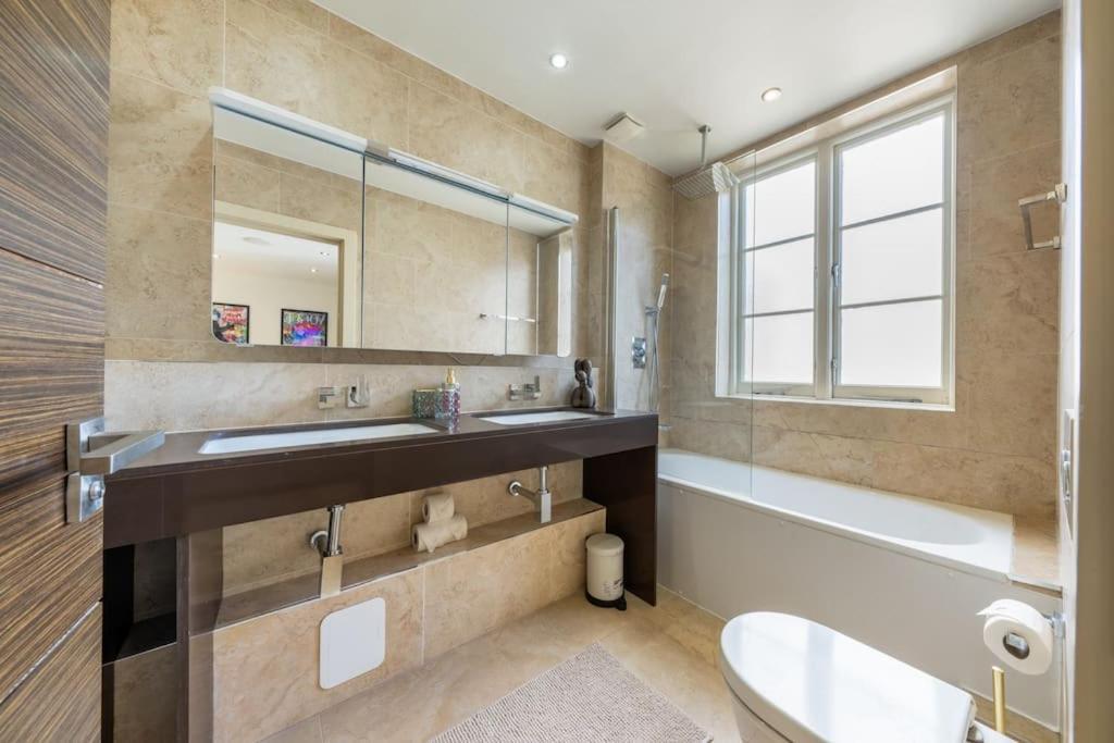 Stunning 3 Bed 2 Bath Penthouse In Apartment *