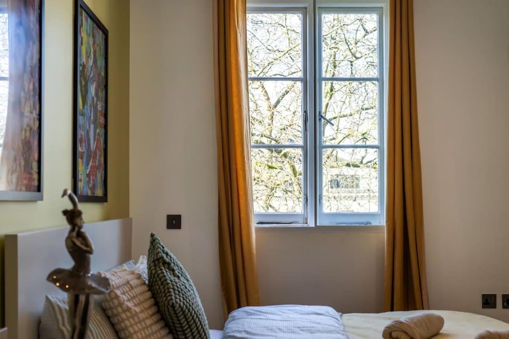 Stunning 3 Bed 2 Bath Penthouse In Apartment London