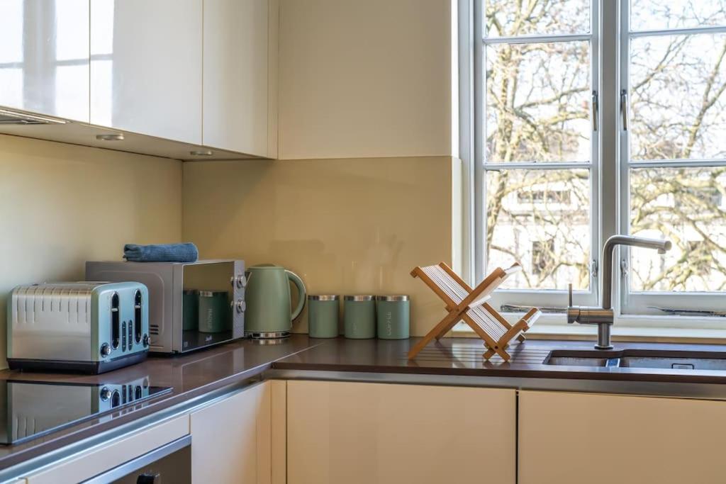 Stunning 3 Bed 2 Bath Penthouse In Apartment