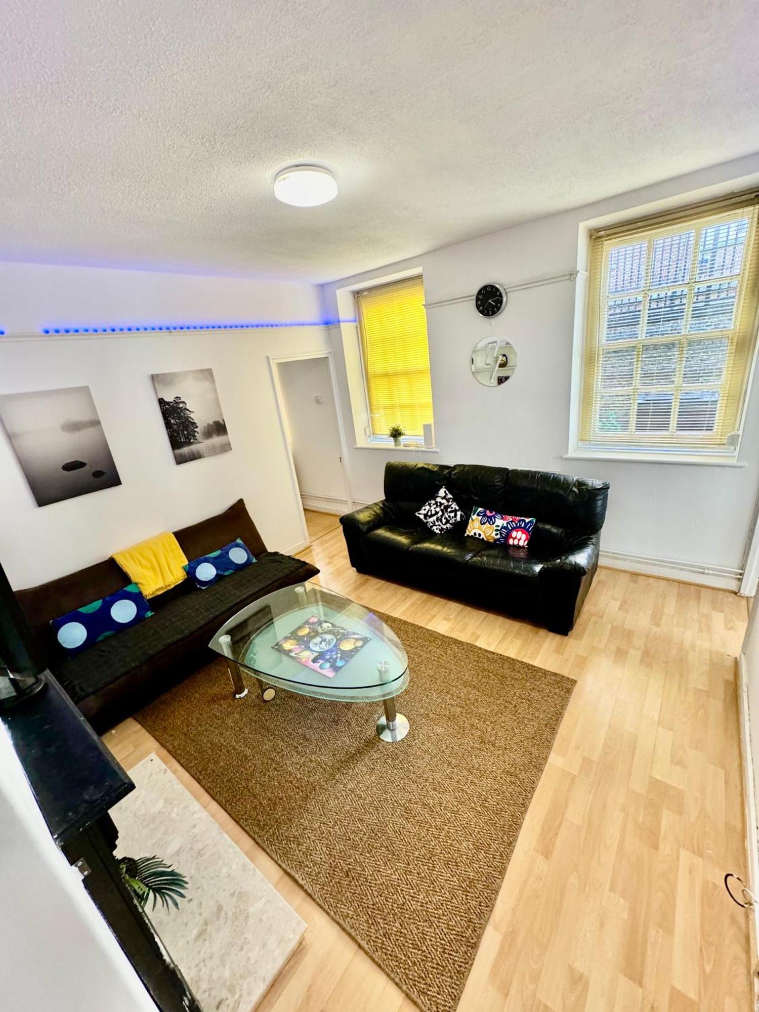 Comfy Private Bedrooms In Heart Of Pensión Londres