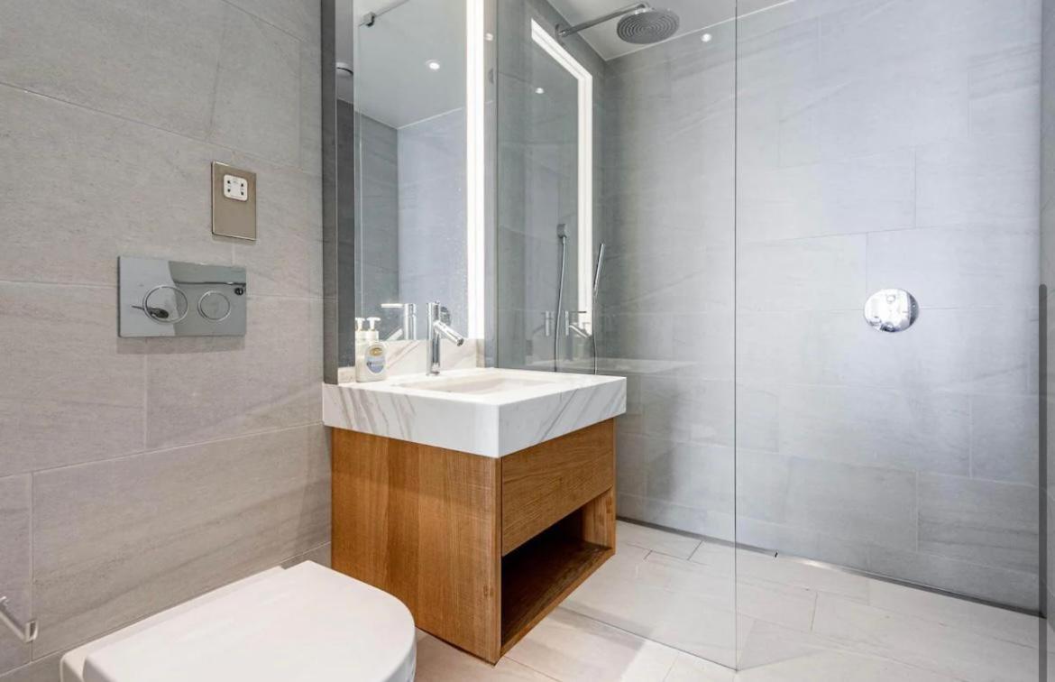 Spacious 2 Bed 2 Bath Battersea Powerstation Apartment London