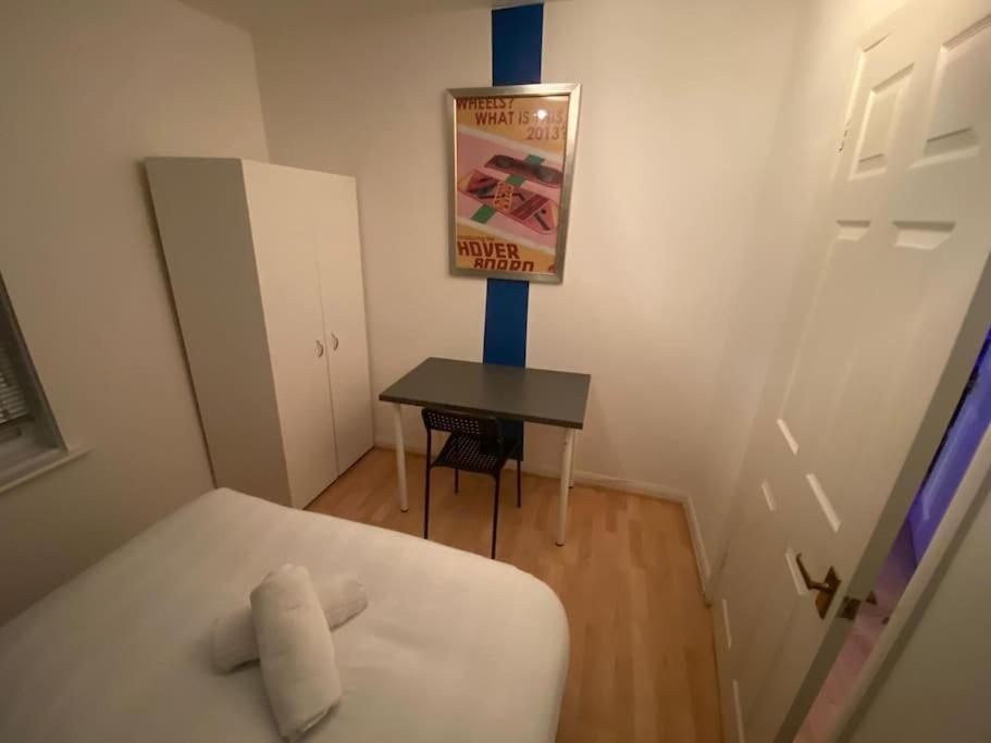 ✰free Private Parking✰80s Retro 1bedroom Serviced Canary Wharf Perfect For Families Business & Leisure Guests London