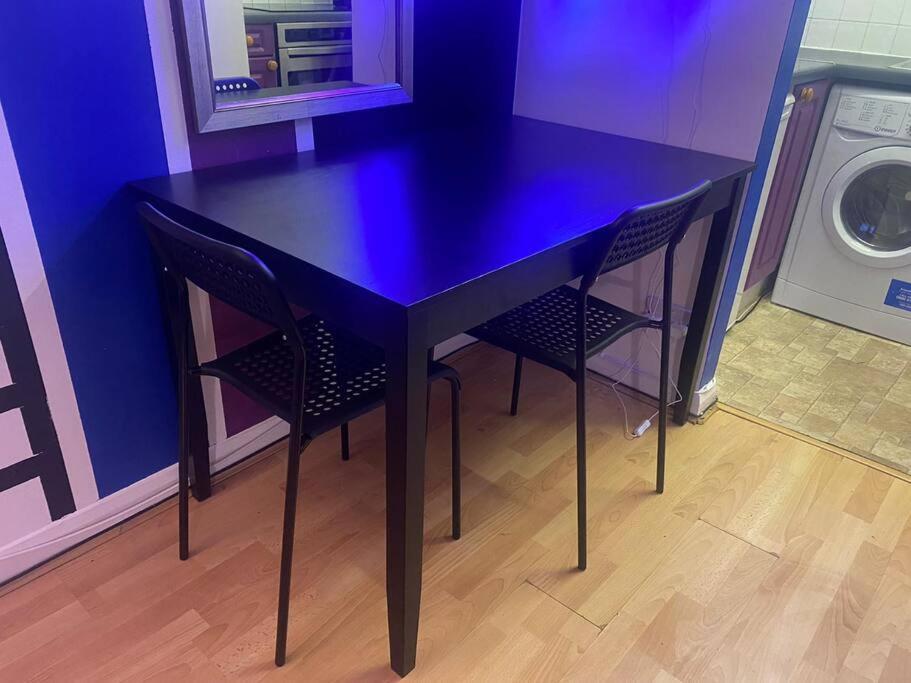 ✰free Private Parking✰80s Retro 1bedroom Serviced Canary Wharf Perfect For Families Business & Leisure Guests Apartment