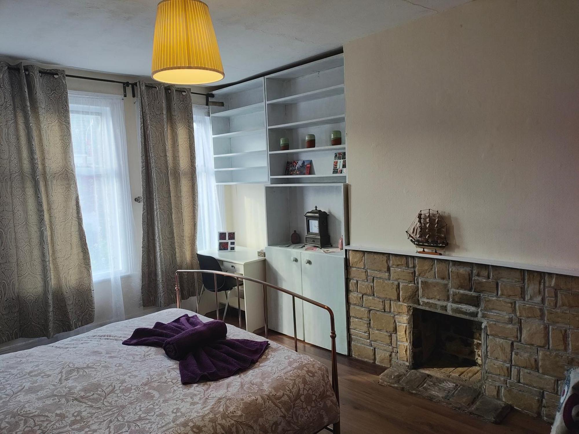 Elegant King Bed Get Away Guest house London