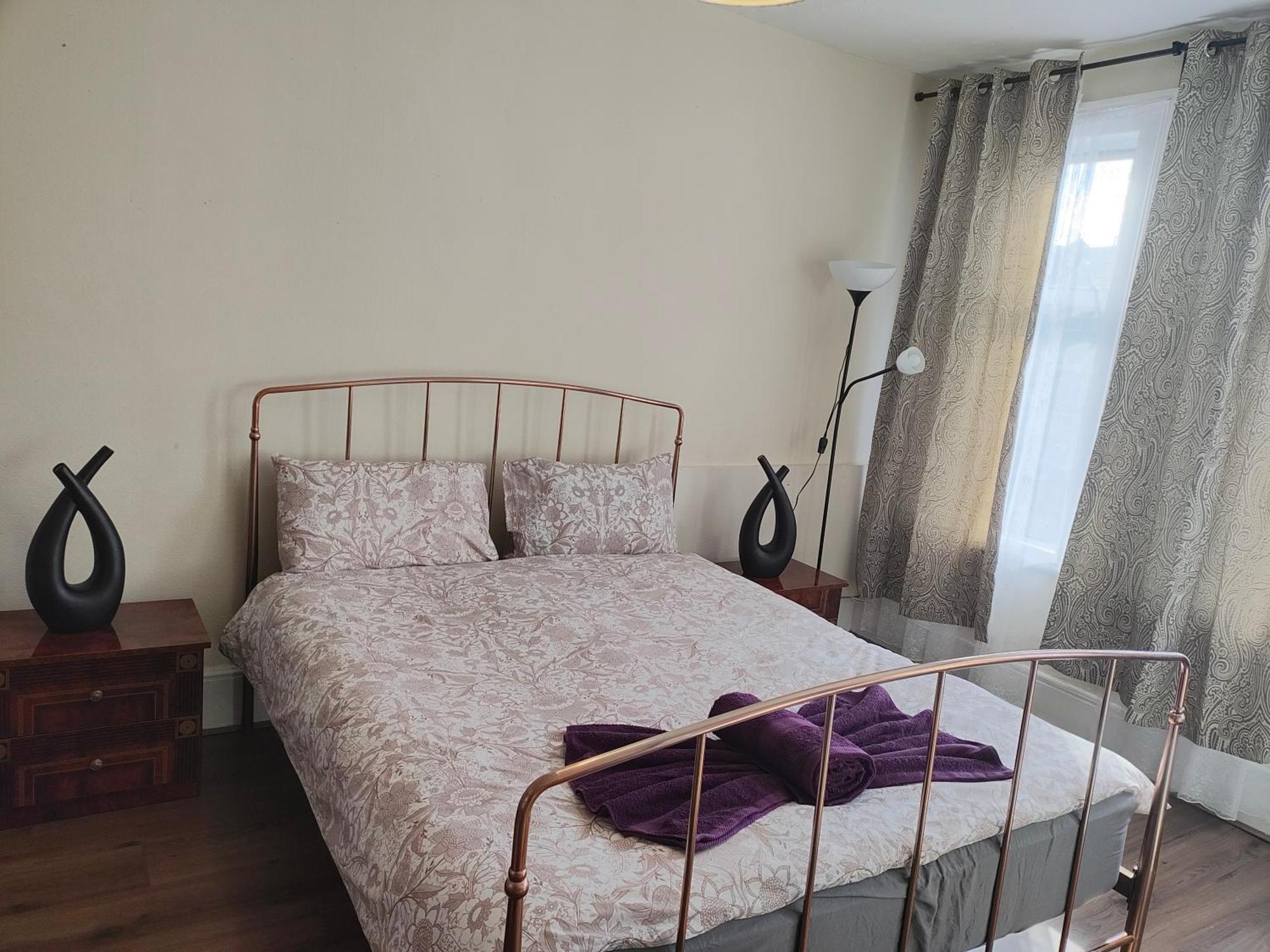 Elegant King Bed Get Away Guest house