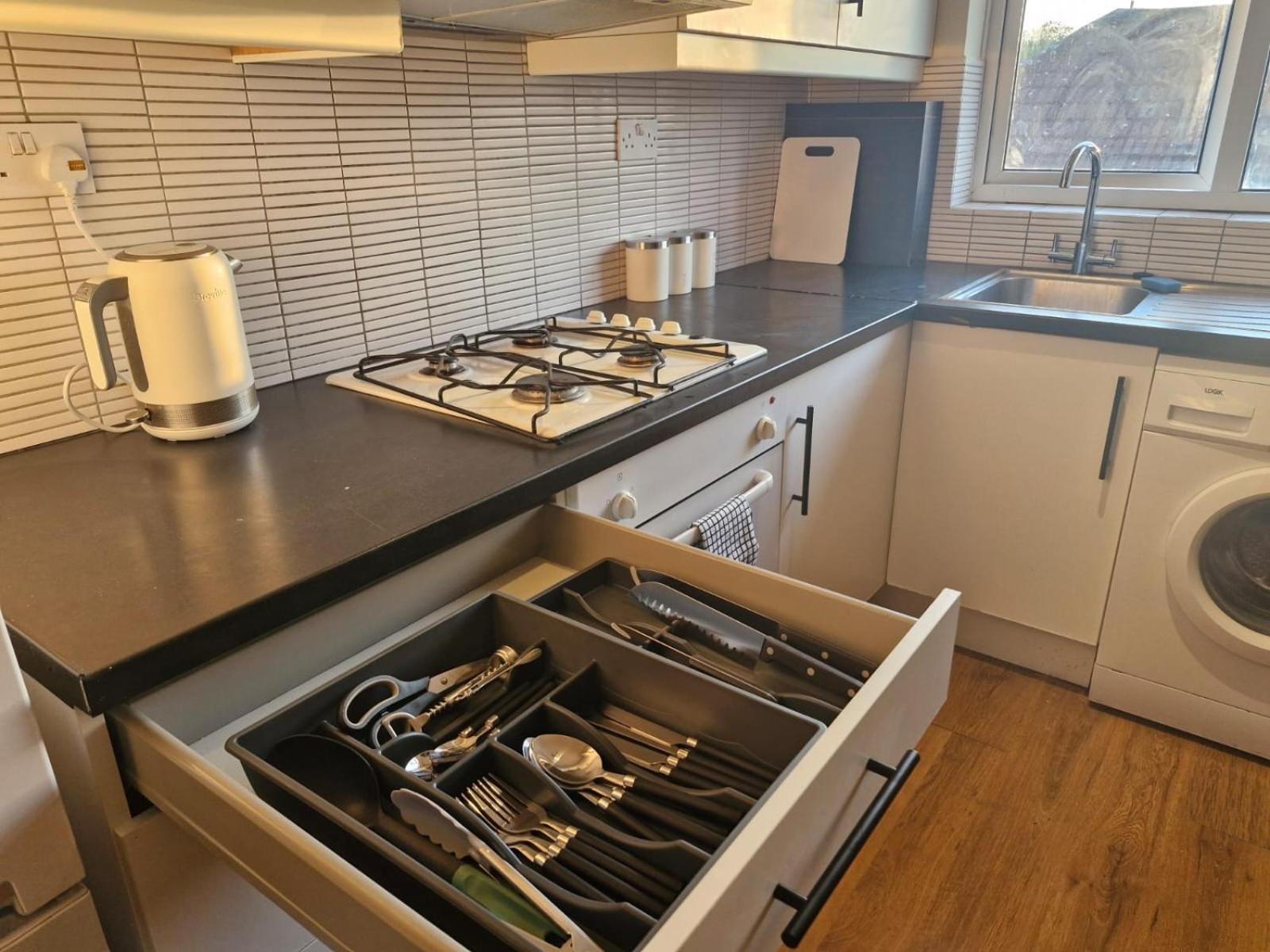 Elegant & Spacious 2-bedroom In Wimbledon Appartement Londen