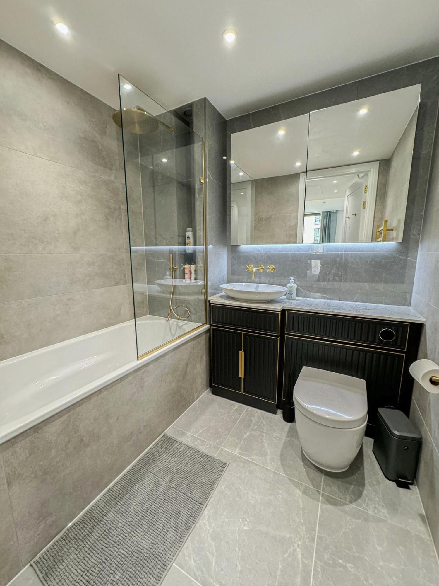 Lavish 2 Bedroom Flat With Private Balcony In Clerkenwell, Barbican * Londen