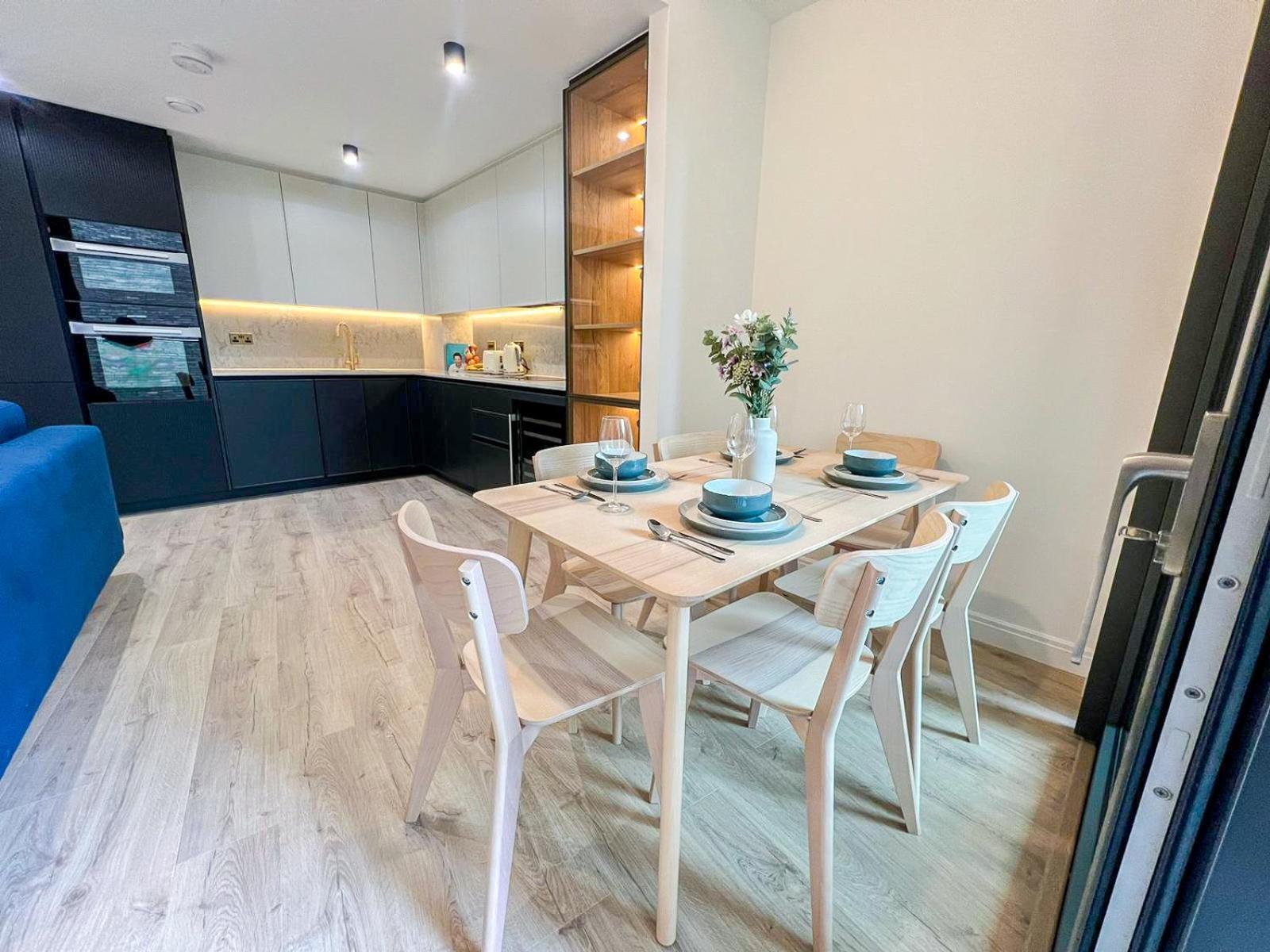 Lavish 2 Bedroom Flat With Private Balcony In Clerkenwell, Barbican Appartement Londen