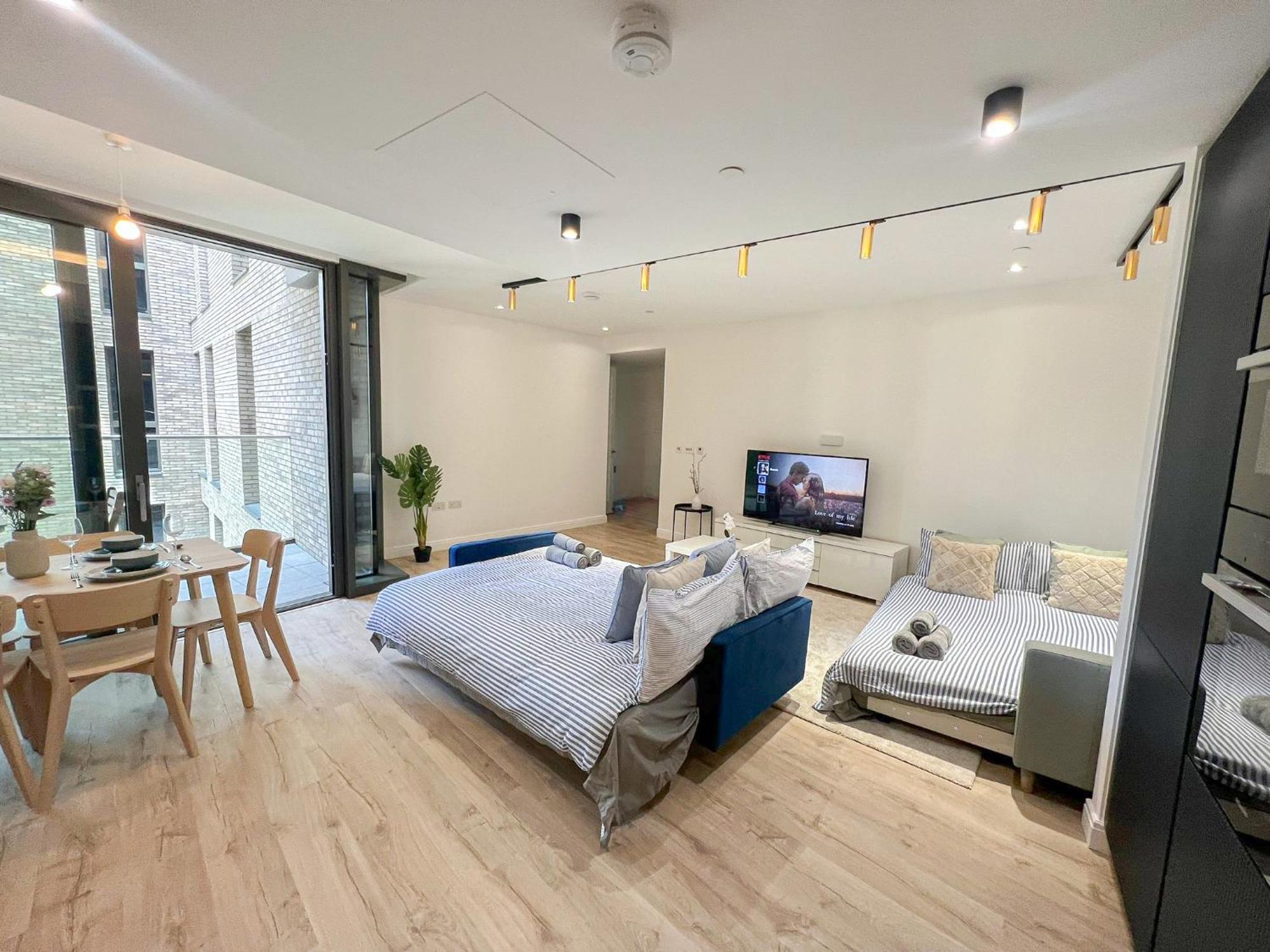 Lavish 2 Bedroom Flat With Private Balcony In Clerkenwell, Barbican Londen