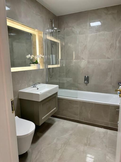 Stylish Riverside Apartment London