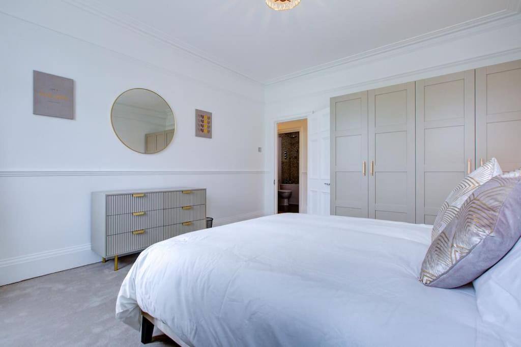 Baker Street Apartment *