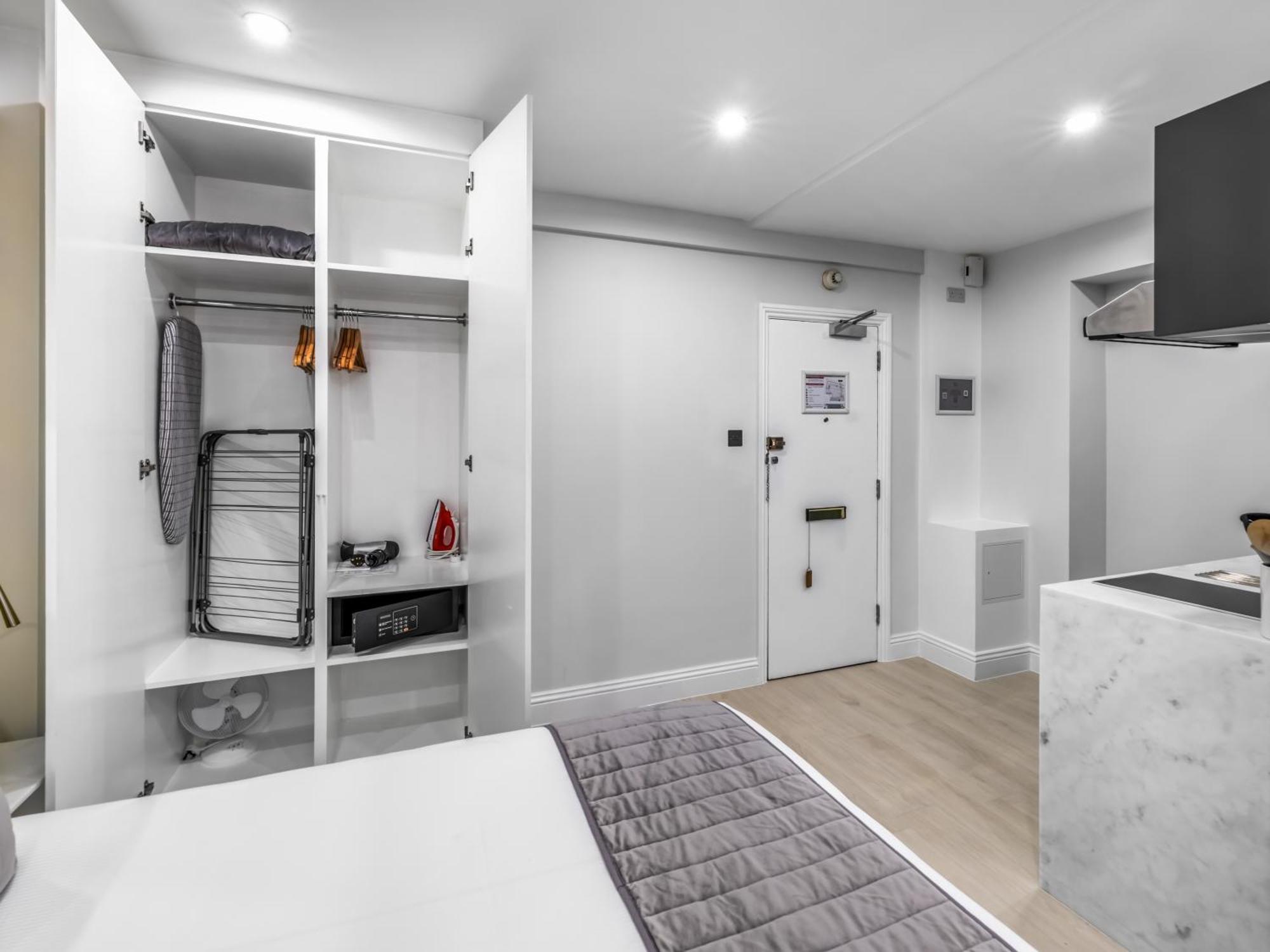 Apartment The Chelsea Cloisters Serviced