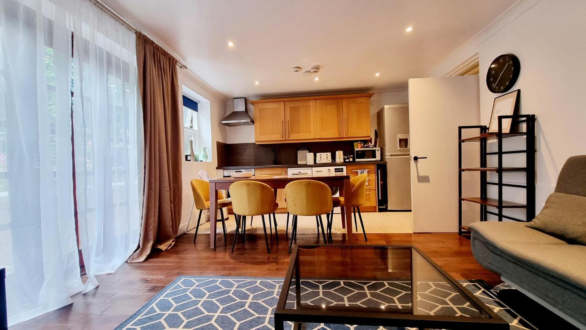 Apartment Charming Victorian With Aircon In London