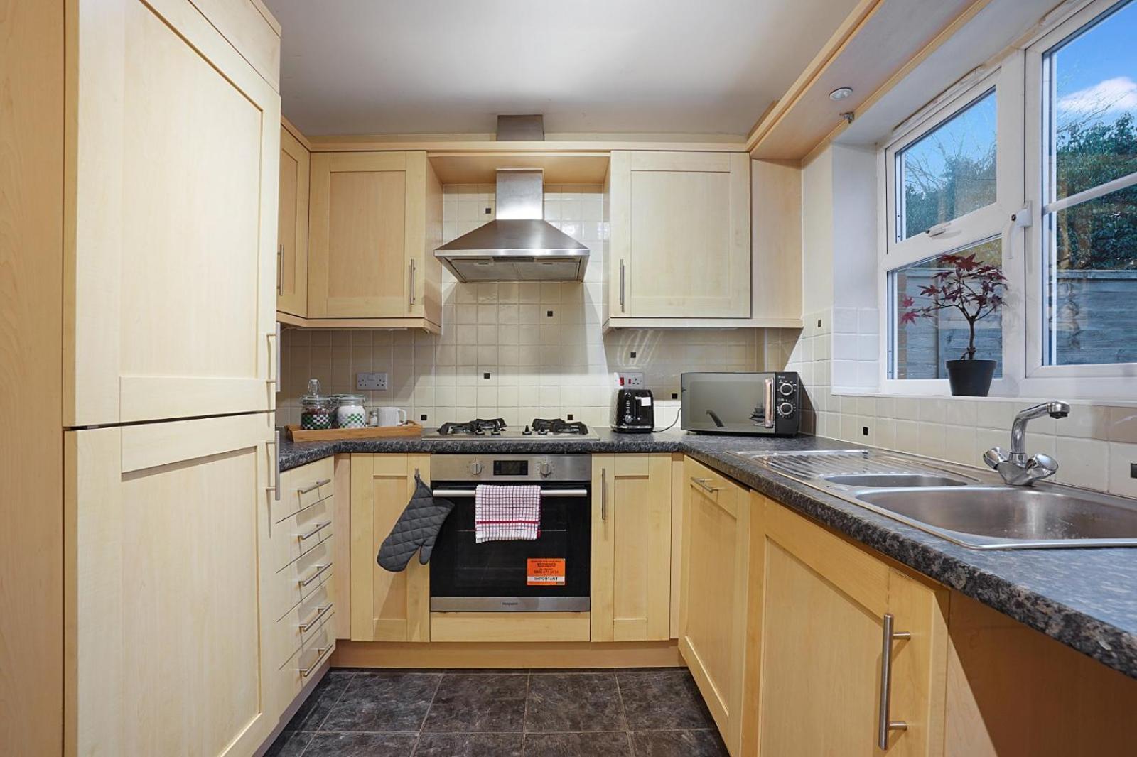Appartement London*stamfordhill *2br*sleeps 5*2 Tube Lines*contractors*relocation Londen