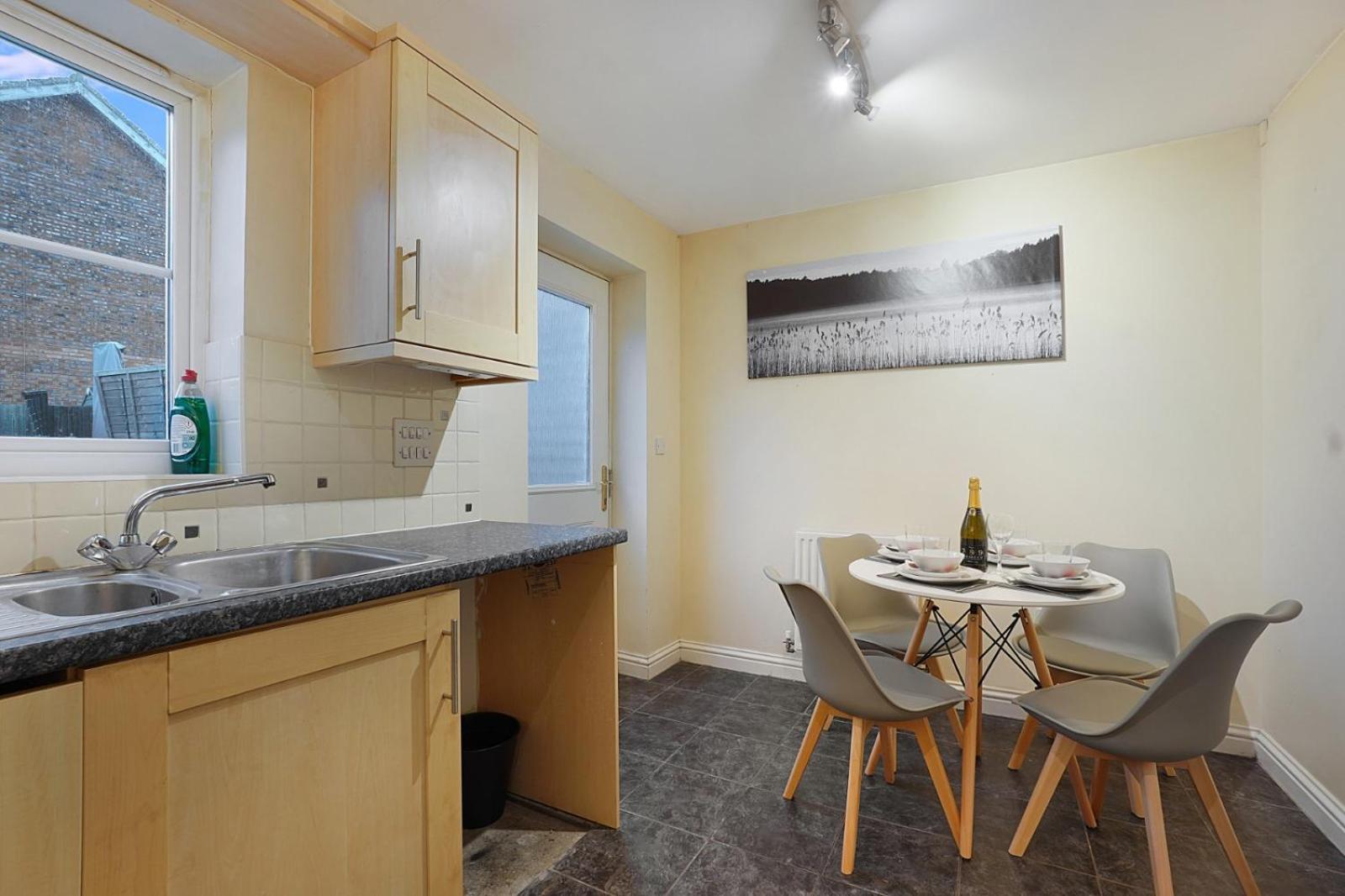 London*stamfordhill *2br*sleeps 5*2 Tube Lines*contractors*relocation