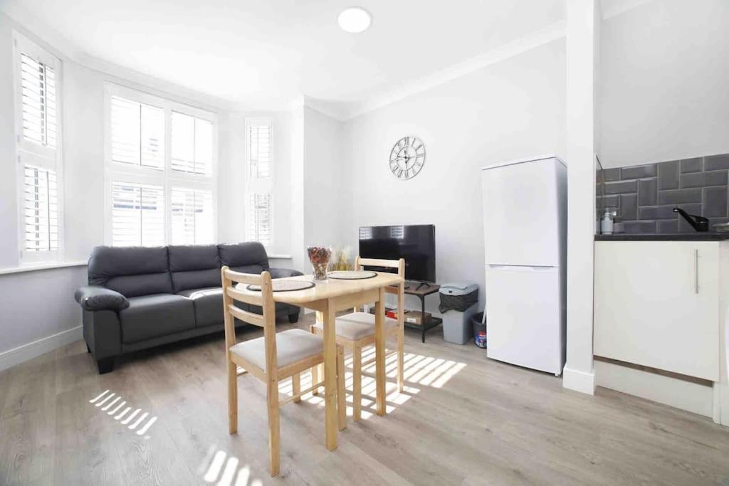 Sheperd's Bush Modern 40m2 Apartment London