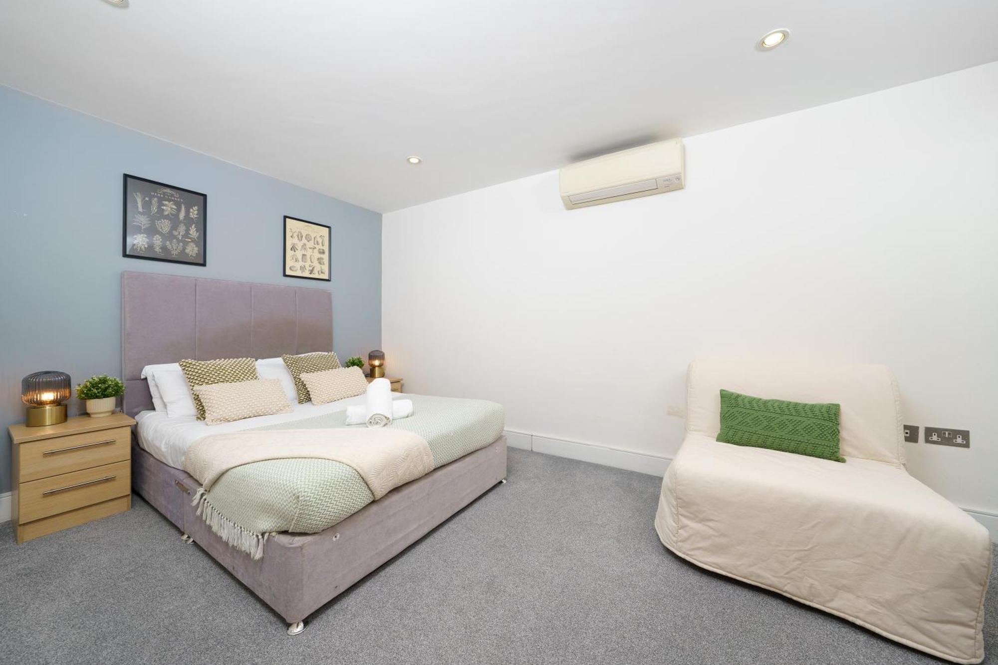 Modern 3 Bed 2 Bath Hyde Park Apartment *