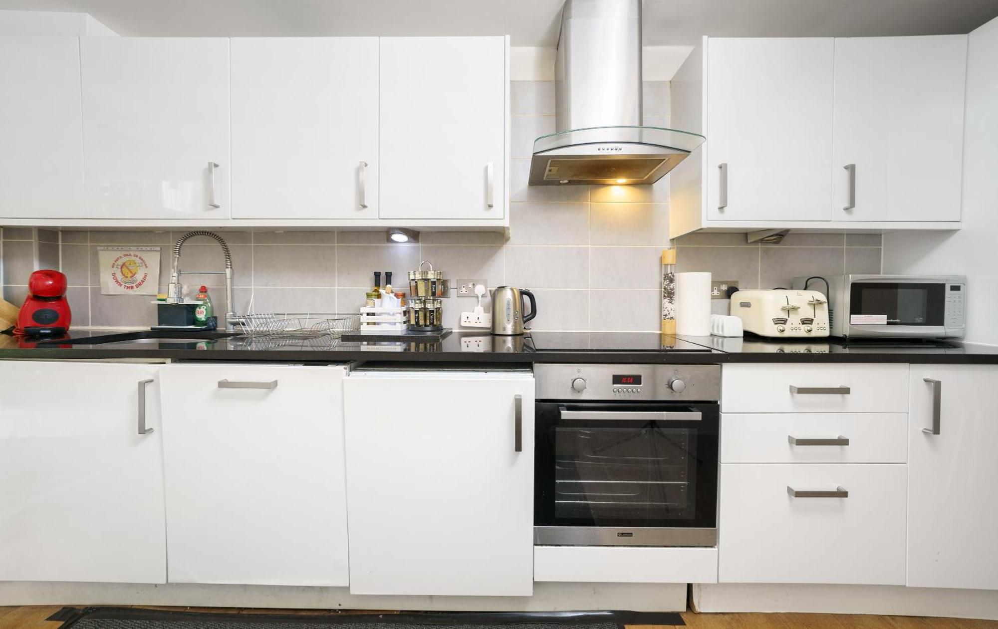 Modern 3 Bed 2 Bath Hyde Park Appartement