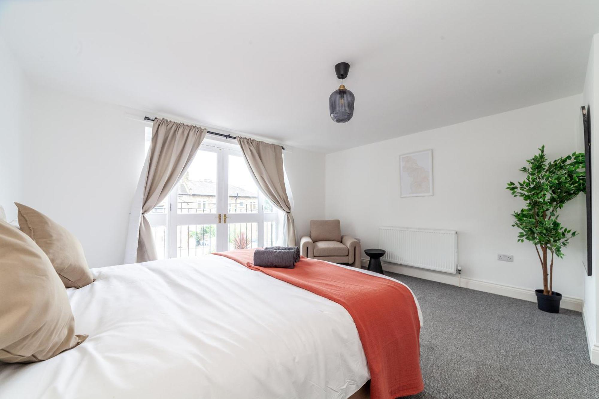 Arte Serviced Stratford - 3 Bedrooms 2 Bathrooms London, Stratford, Maryland, Free Parking, Garden, Weekly Or Monthly - Up To 8 Guests *