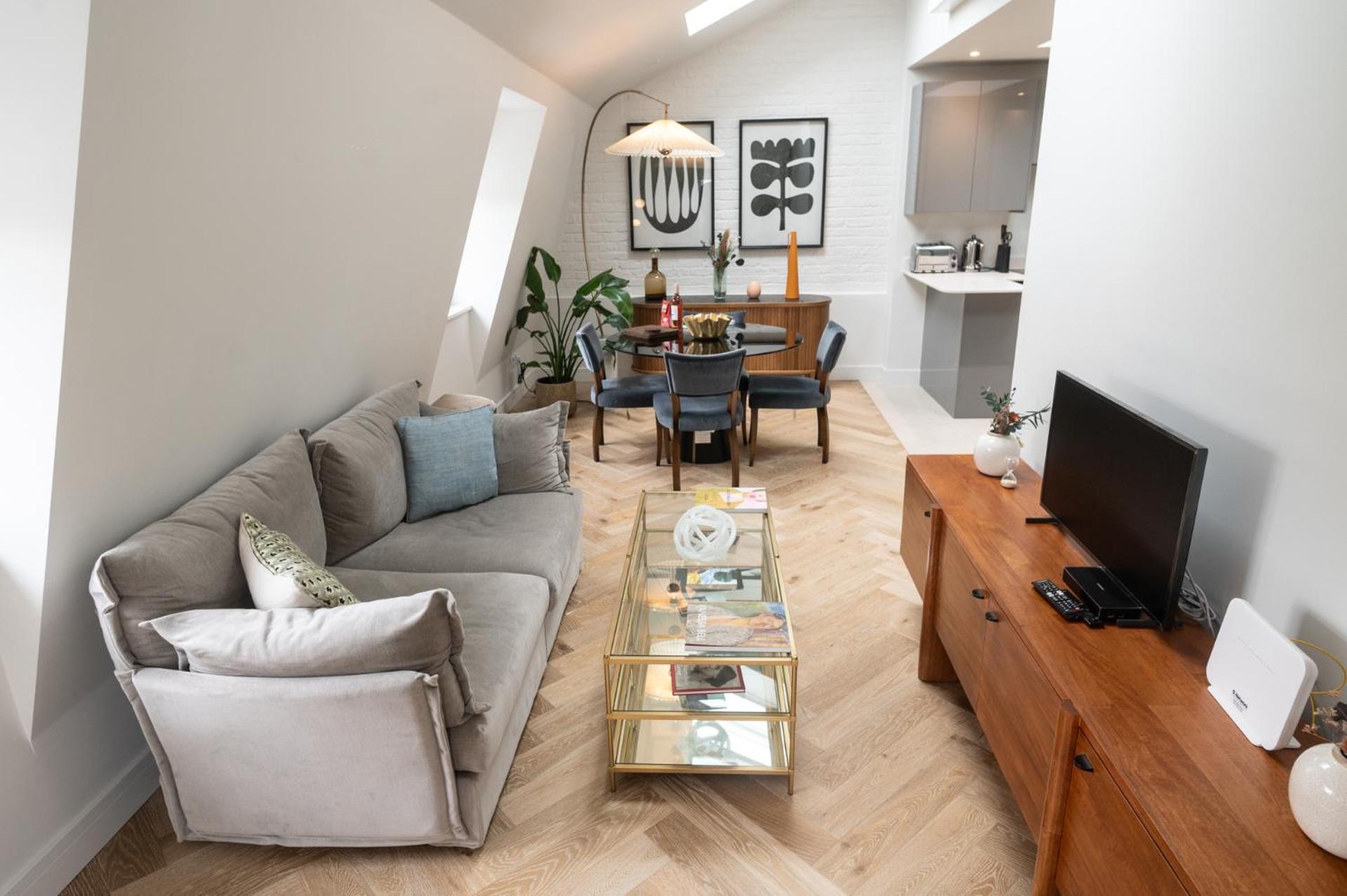Modern 2 Bed Charlotte Street On 3rd Floor London