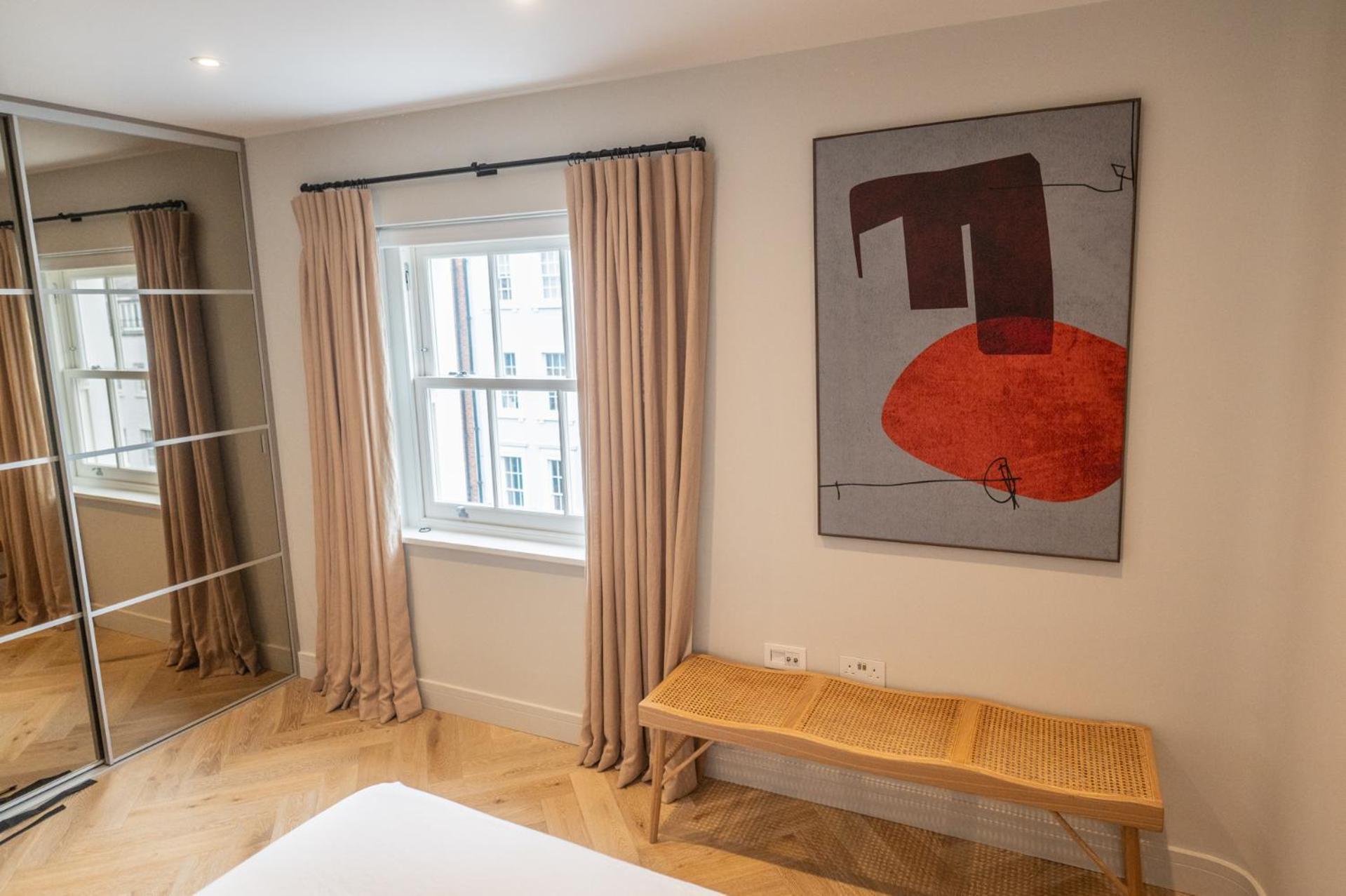 Modern 2 Bed Charlotte Street On 3rd Floor Apartment London