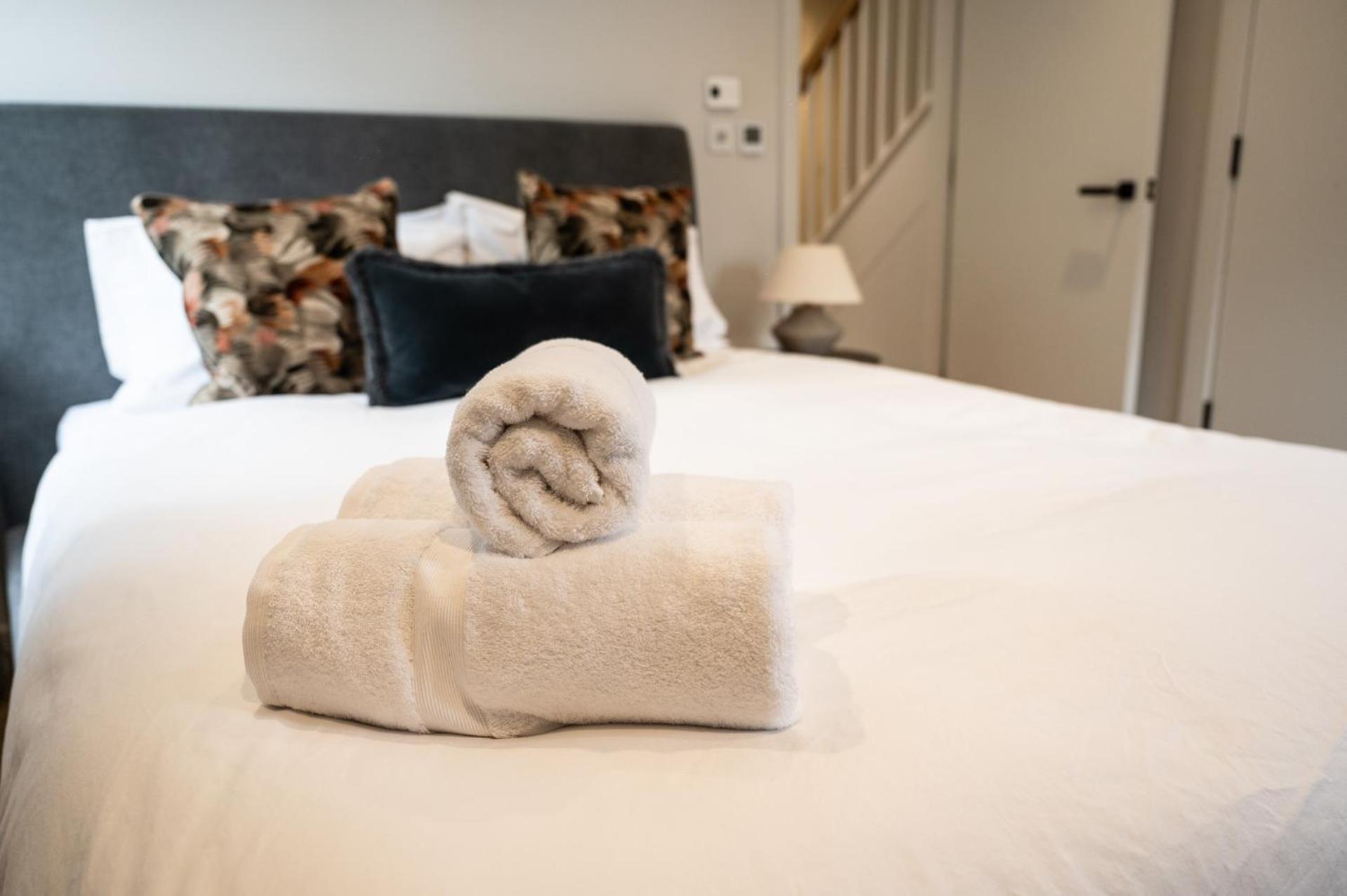 Modern 2 Bed Charlotte Street On 3rd Floor Apartment *