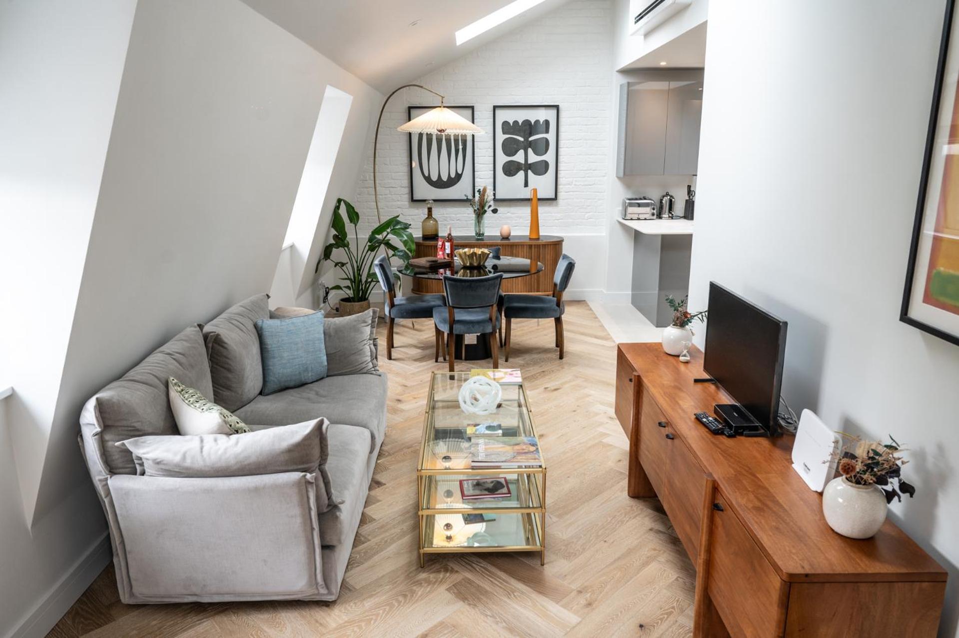Modern 2 Bed Charlotte Street On 3rd Floor
