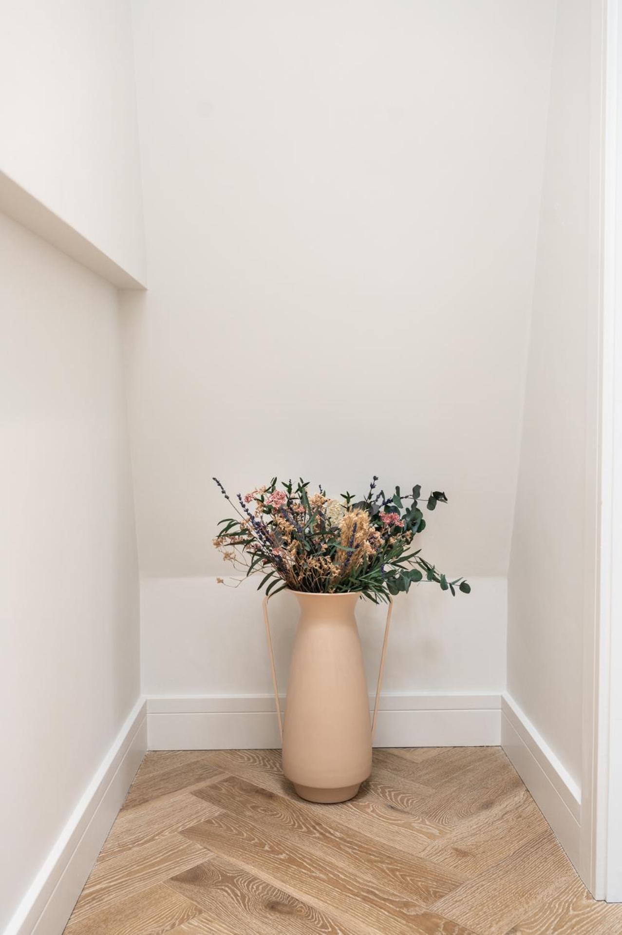 Modern 2 Bed Charlotte Street On 3rd Floor Apartment London