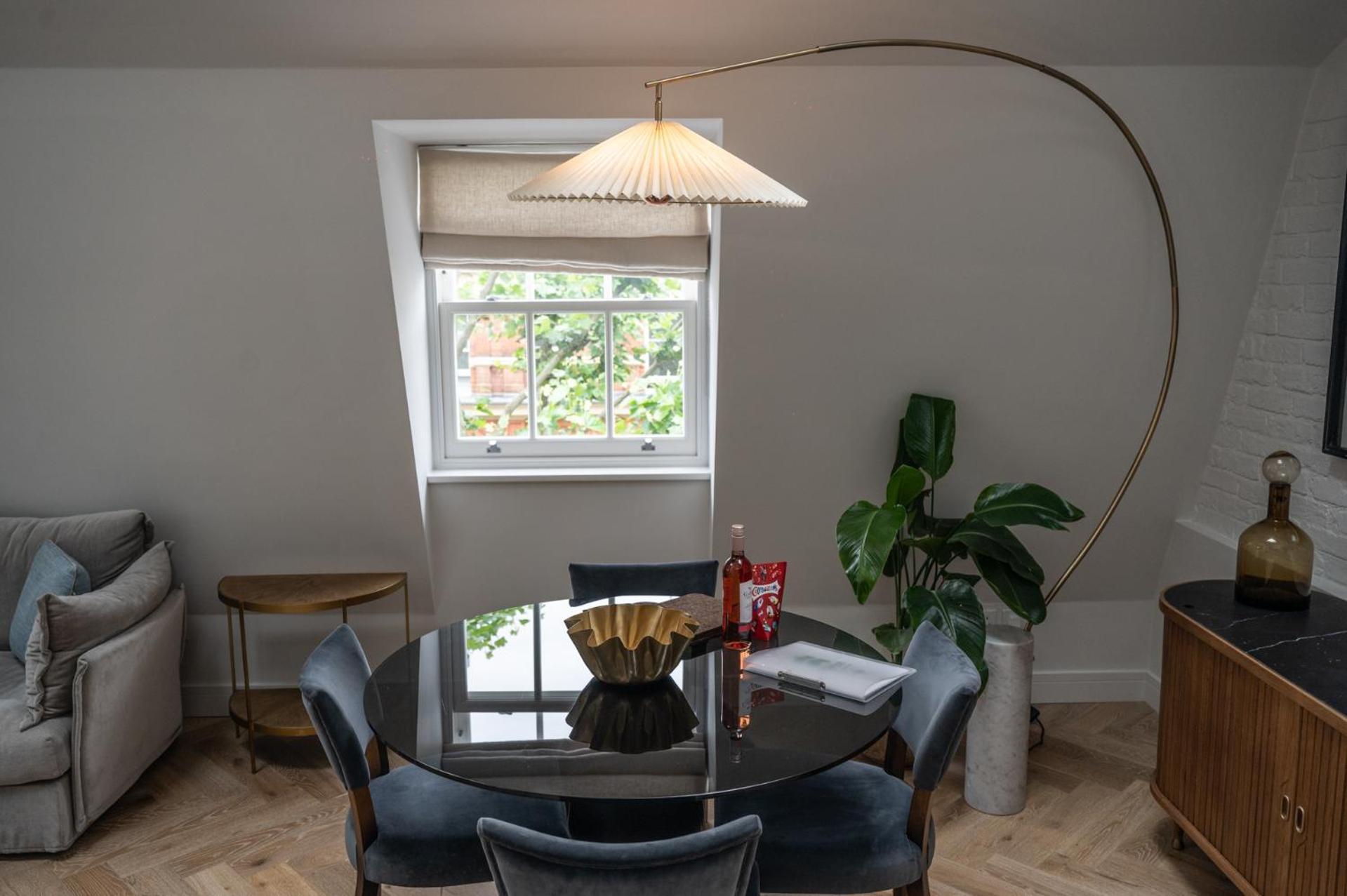 Modern 2 Bed Charlotte Street On 3rd Floor Apartment