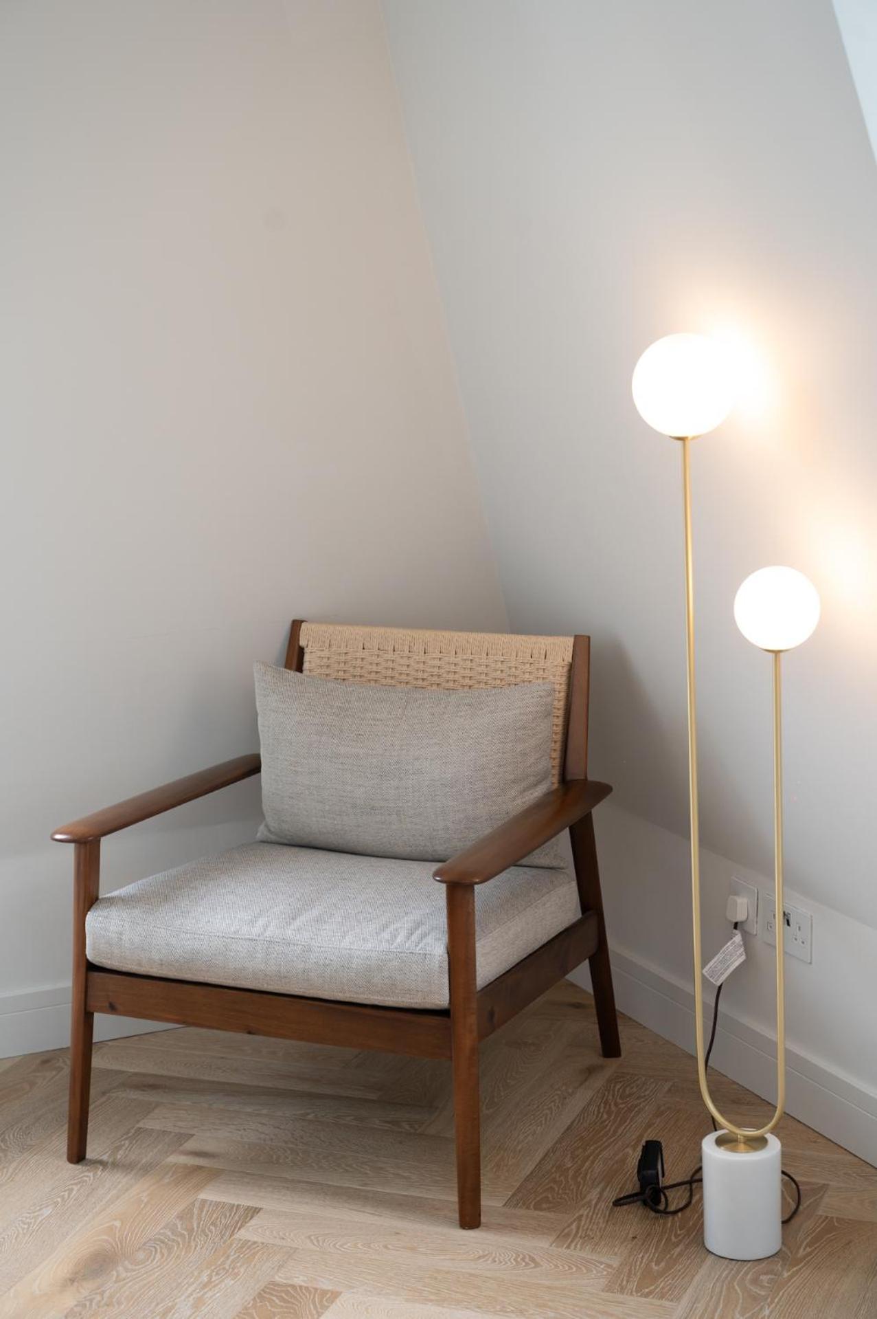 Modern 2 Bed Charlotte Street On 3rd Floor Apartment *