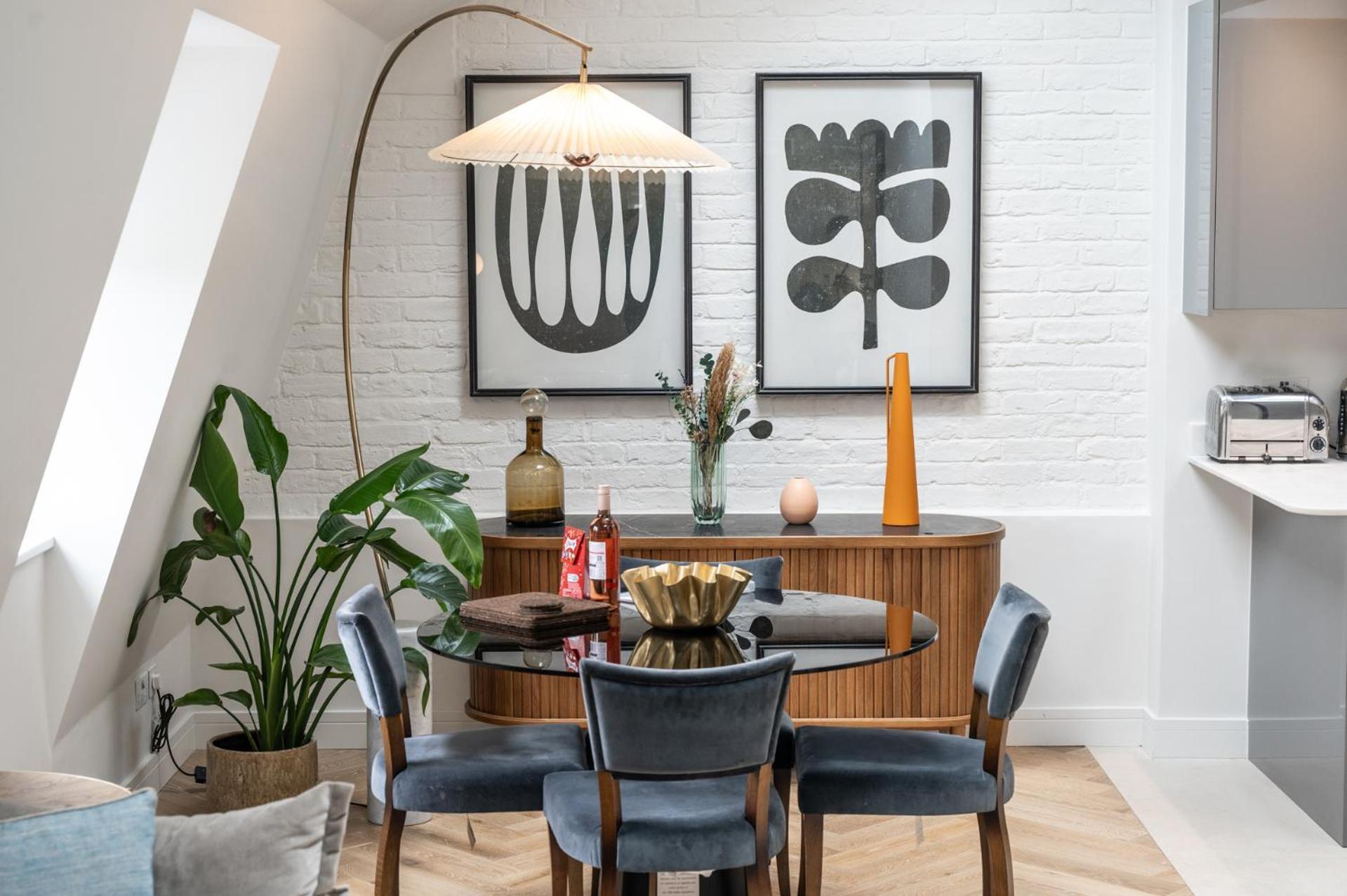 Modern 2 Bed Charlotte Street On 3rd Floor London