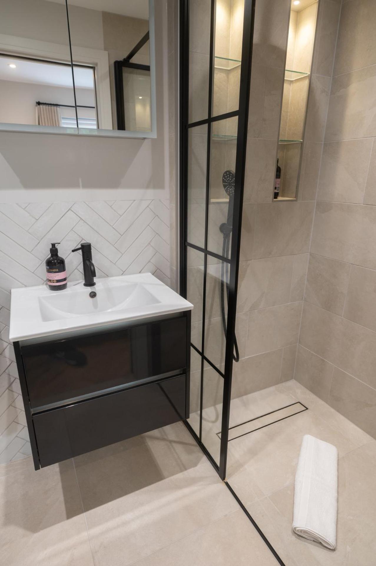 Modern 2 Bed Charlotte Street On 3rd Floor