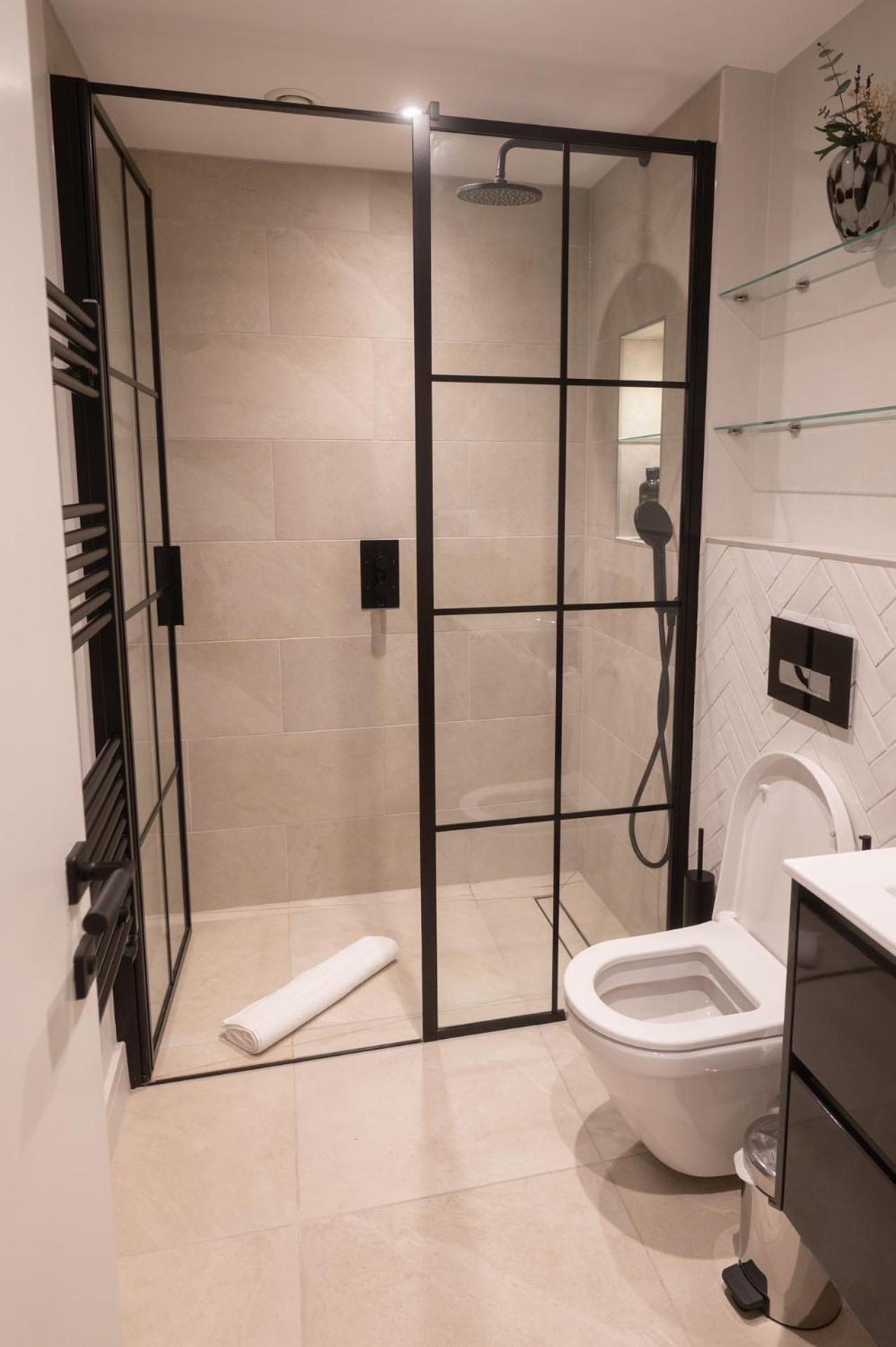 Apartment Modern 2 Bed Charlotte Street On 3rd Floor