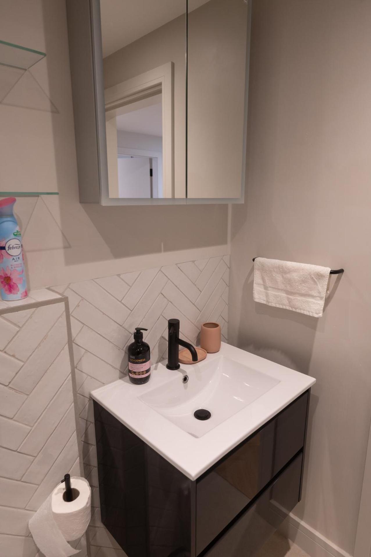 Modern 2 Bed Charlotte Street On 3rd Floor *