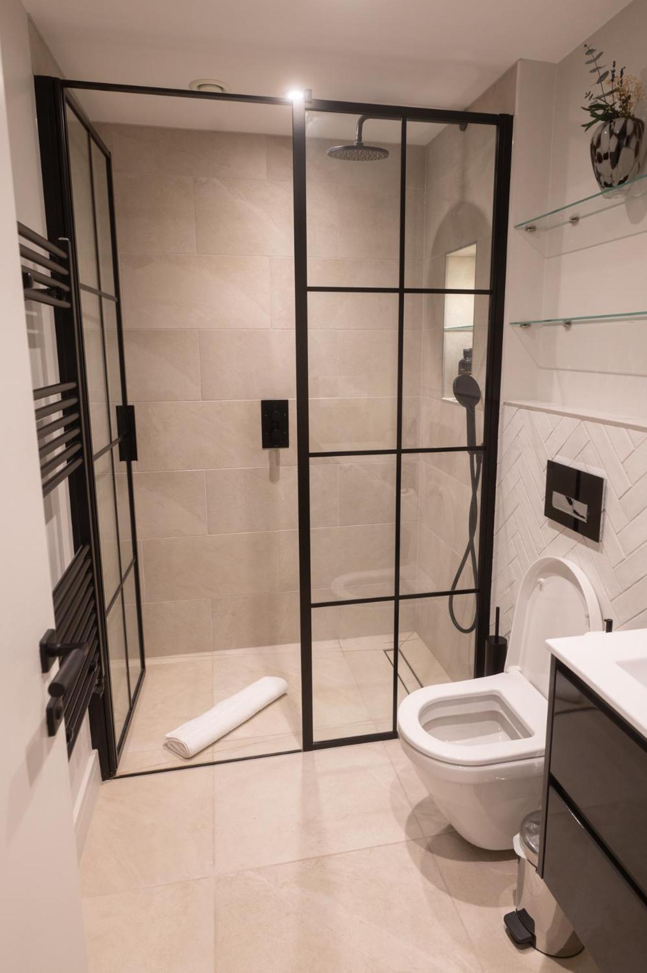 Modern 2 Bed Charlotte Street On 3rd Floor London