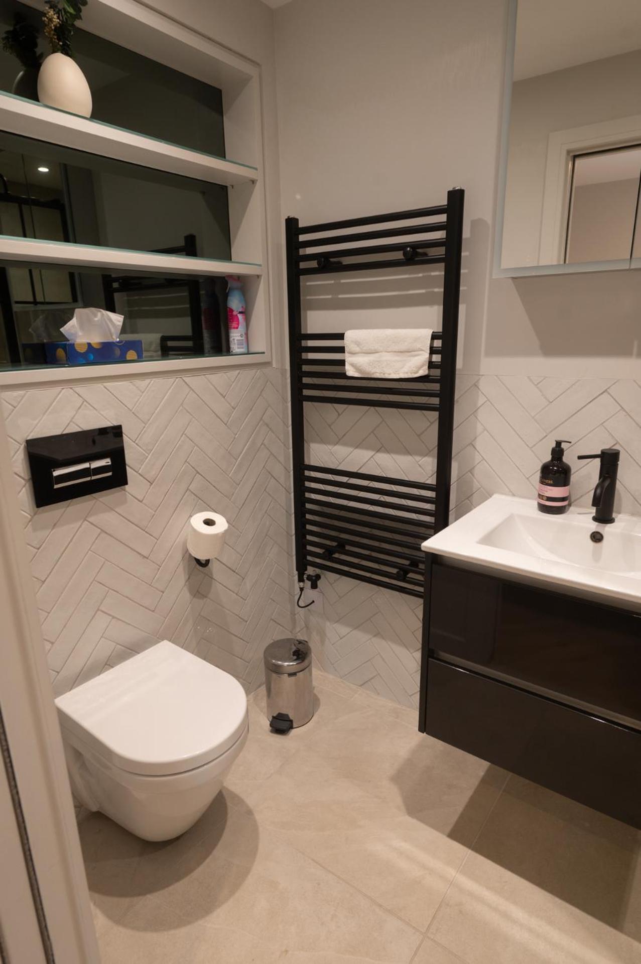 Modern 2 Bed Charlotte Street On 3rd Floor Apartment