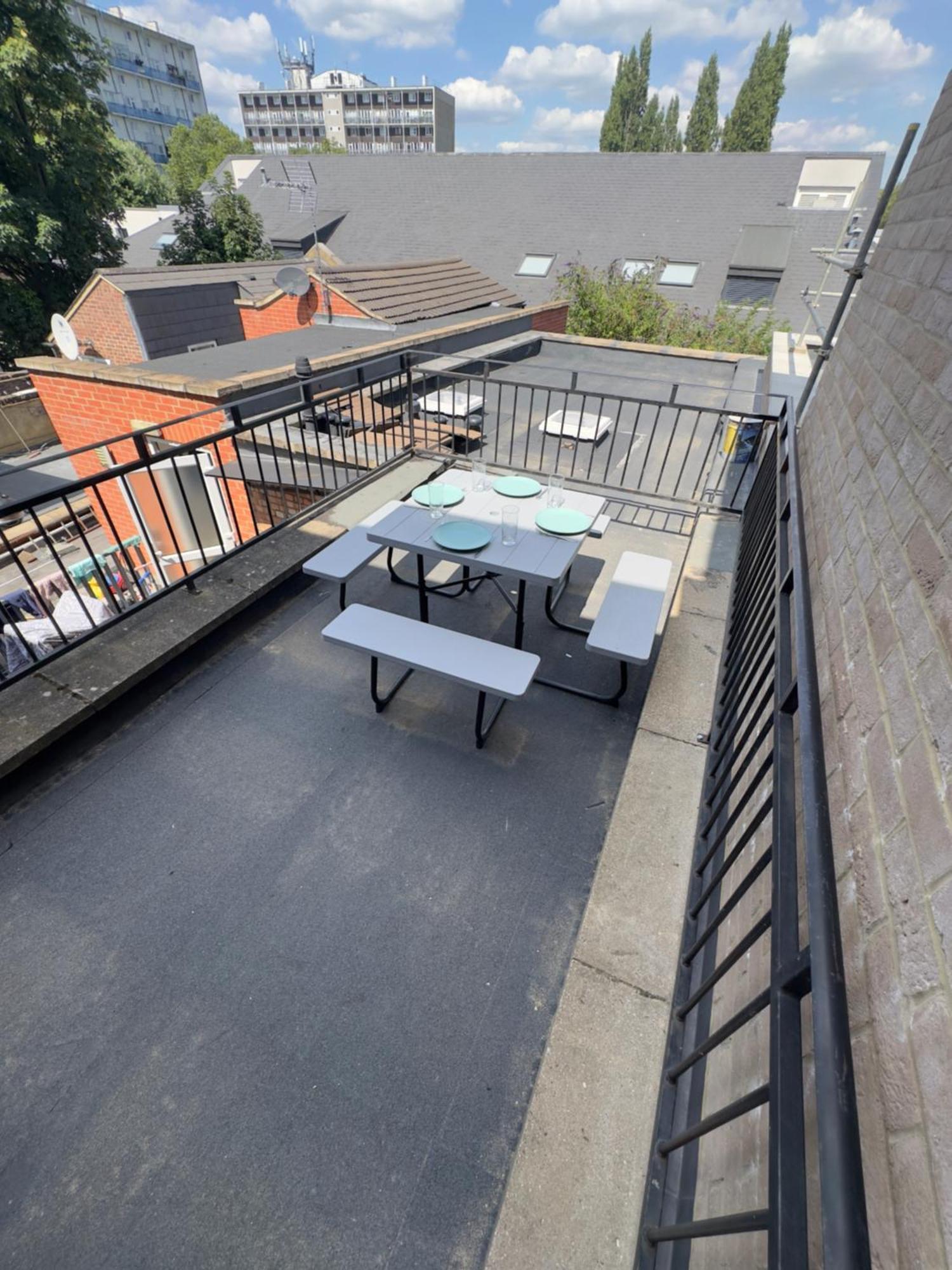 2-bed, 2-bathroom Split Level Flat In Hackney With 2 Balconies Apartment
