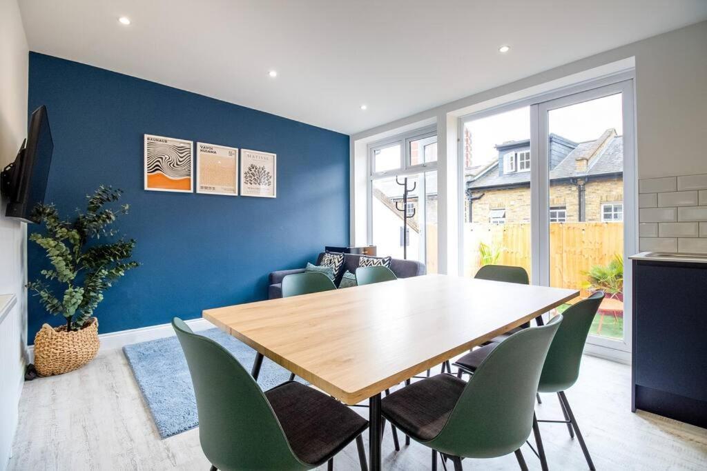 Spacious 3 Bed 3 Bath Aldgate Apartment *