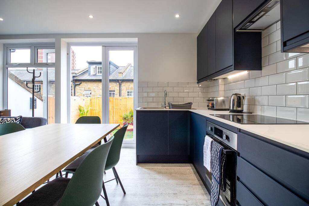 Spacious 3 Bed 3 Bath Aldgate Apartment *