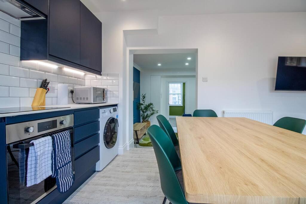 Spacious 3 Bed 3 Bath Aldgate Apartment