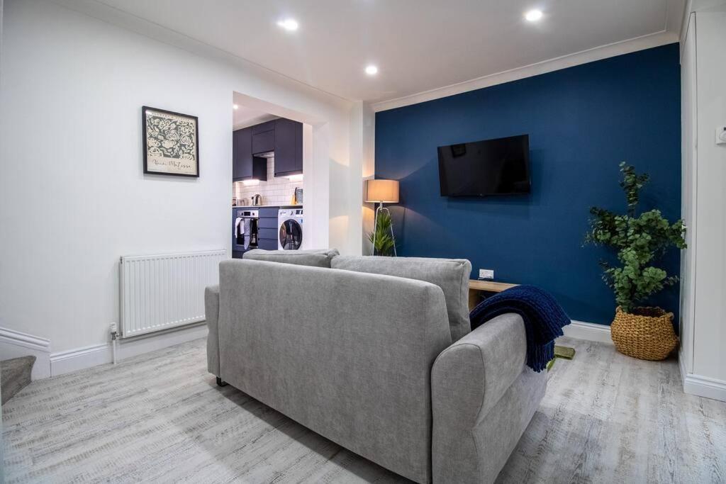 Spacious 3 Bed 3 Bath Aldgate Apartment *