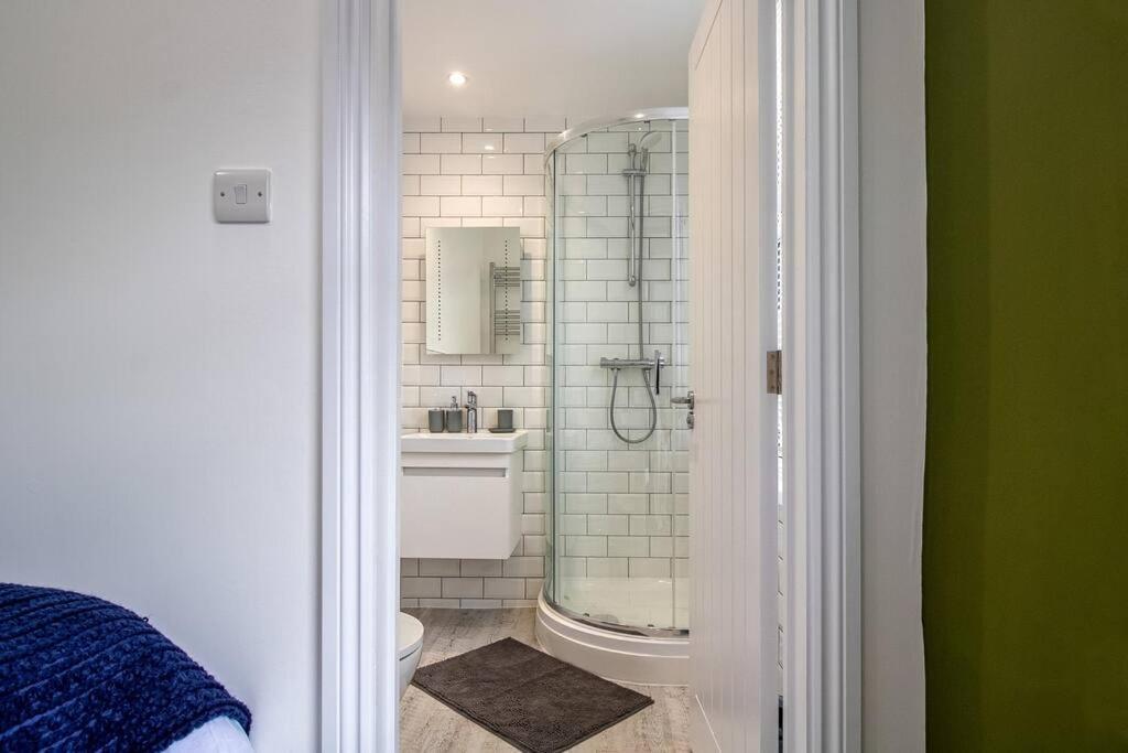 Spacious 3 Bed 3 Bath Aldgate Apartment London
