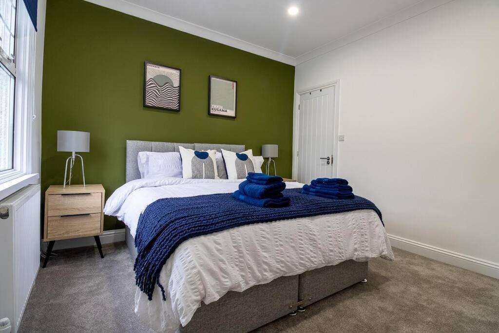 Spacious 3 Bed 3 Bath Aldgate *