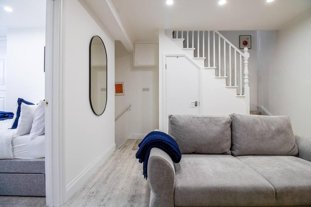 Spacious 3 Bed 3 Bath Aldgate Apartment *