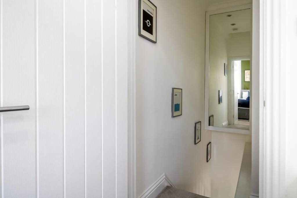Spacious 3 Bed 3 Bath Aldgate Apartment *
