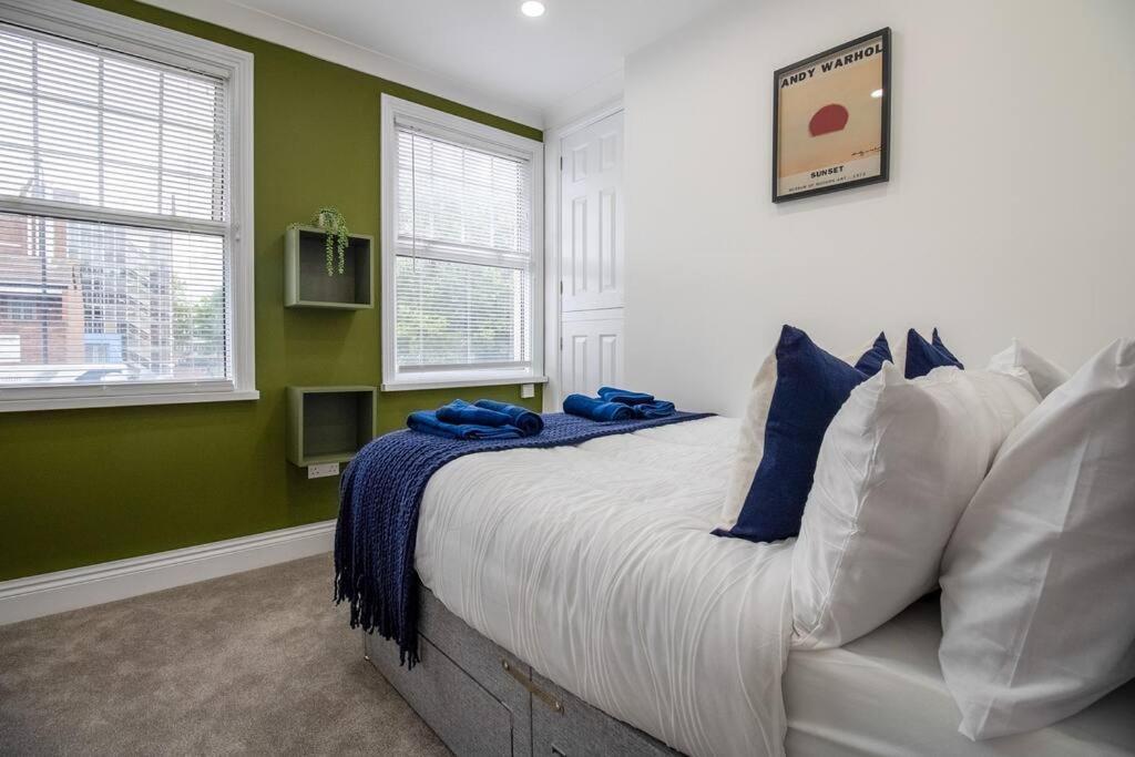 Spacious 3 Bed 3 Bath Aldgate Apartment