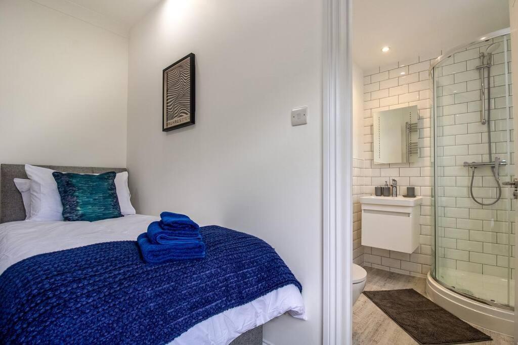 Spacious 3 Bed 3 Bath Aldgate Apartment *